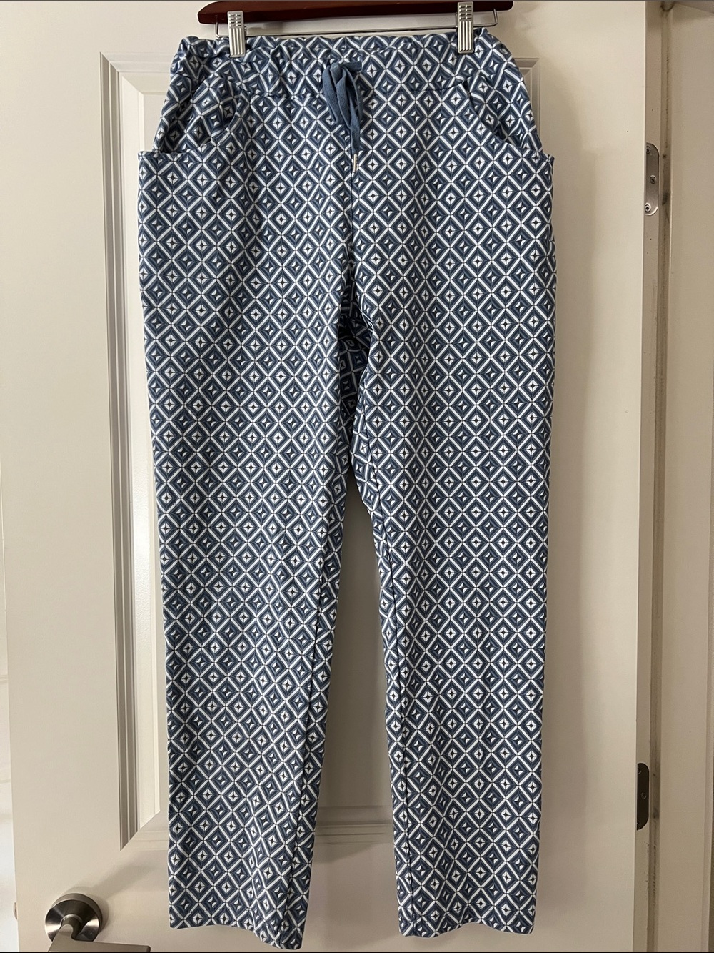 Blue Diamond-Print Drawstring pants with stretch.
